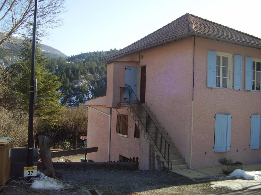 Gites Les Tilleuls Clamensane Oda fotoğraf